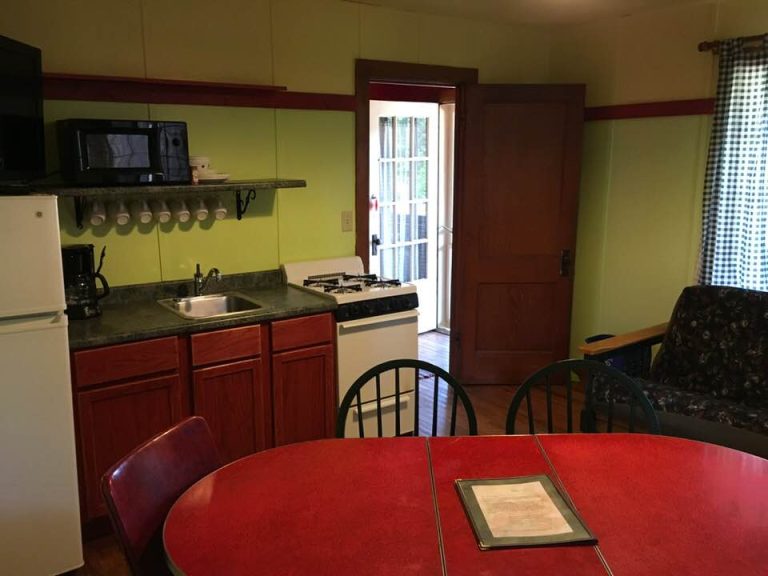 4-kitchenette-door